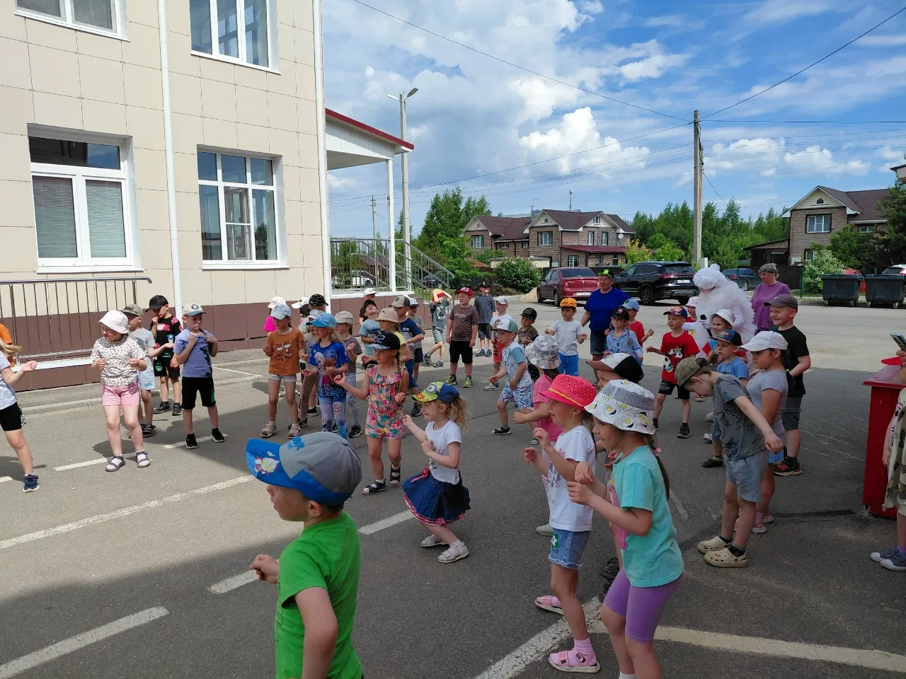 Сегодня у нас в гостях были артисты театра Шоу Вилл с летней игровой программой. Ребята вместе с дву