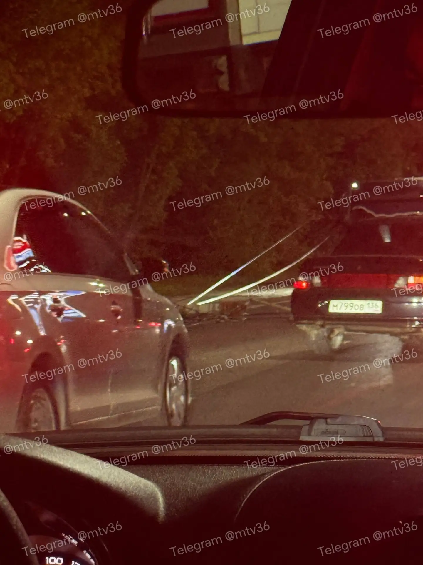 🚚 Фура снесла столб на Острогожской около «Тебойла»