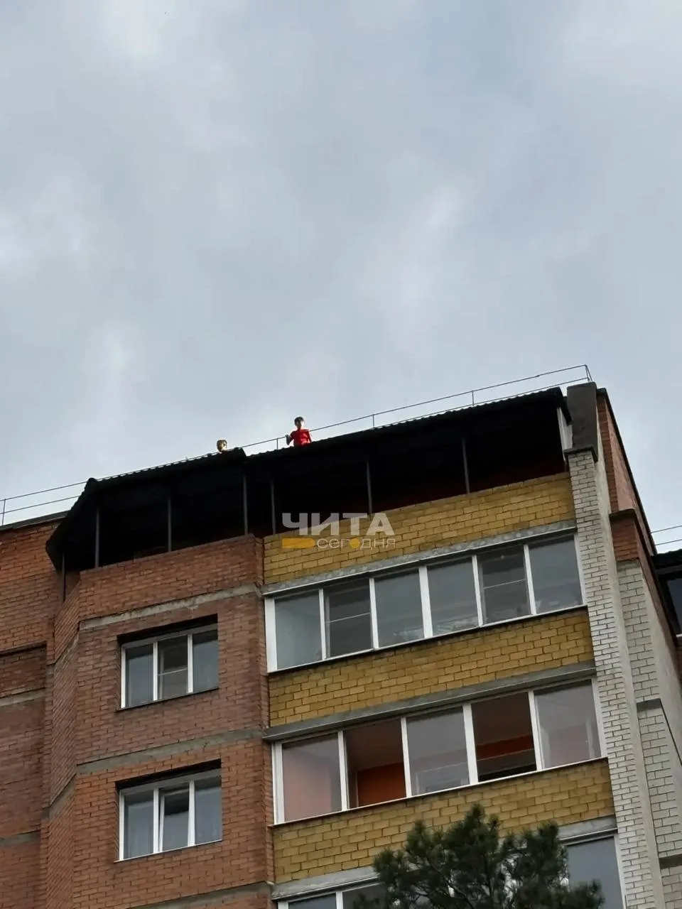 😱 Дети бегали по крыше и кидали камни в Чите

Очевидцы обеспокоены: вчера на Бутина, 123 (дом напро
