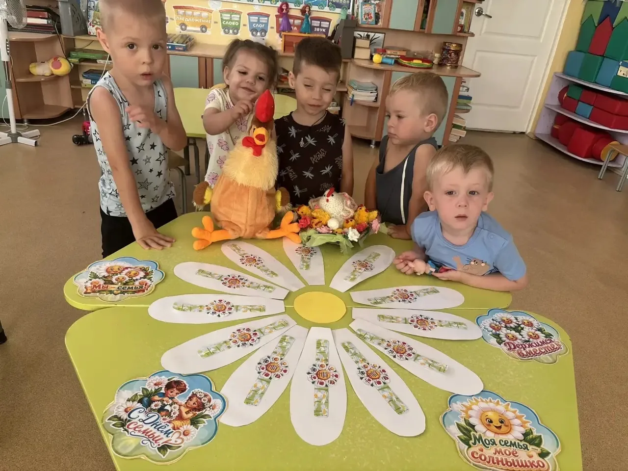 2 младшая группа , номер 10 познакомилась с праздником «День семьи!»
Курочка с Петушком  и цыплятами