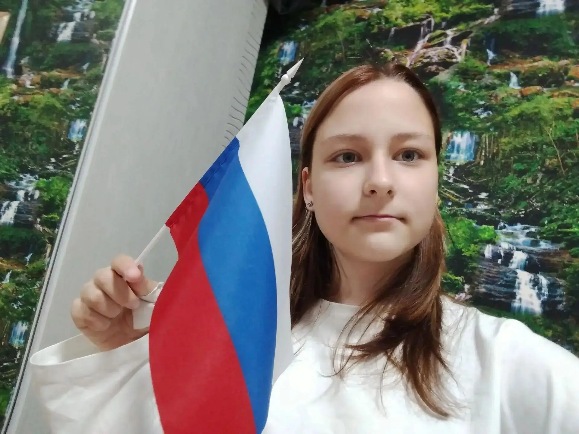 Онлайн-флешмоб "Гордо реет флаг российский"  Морозова Евгения, 8б класс #ДеньРоссийског...