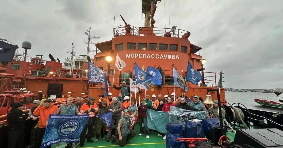 Участники заплыва вокруг Монерона преодолели 20 километров за 5 часов 37 минут.