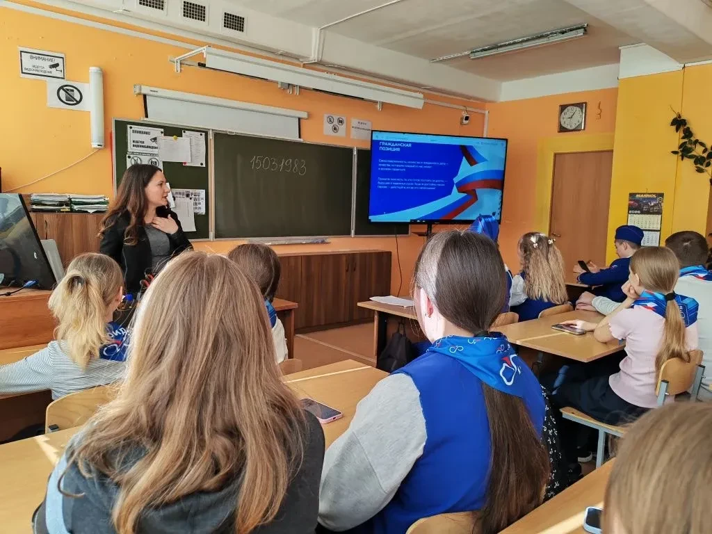 Герои на защите Родины: в 6А и 6Б классе прошла интерактивная лекция от Российского общества «Знание
