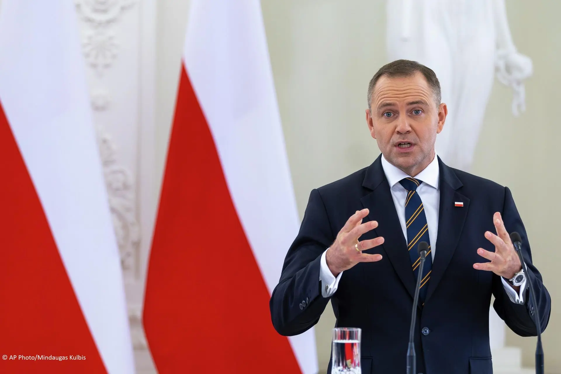 Навроцкий решил ограничить контакты с Зеленским, пишет Dziennik Gazeta Prawna.