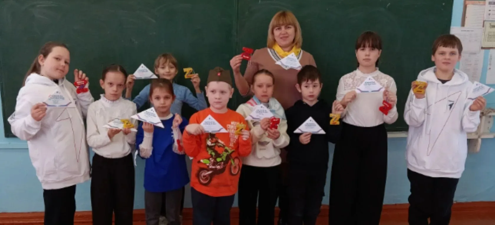 Обучающиеся Съезженской школы совместно с советником директора по воспитанию, куратором...