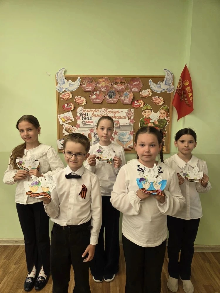 🎨2 А класс поздравляет с Днём Победы!  7 маянаши второклассники вместе с классным руководителемПотан