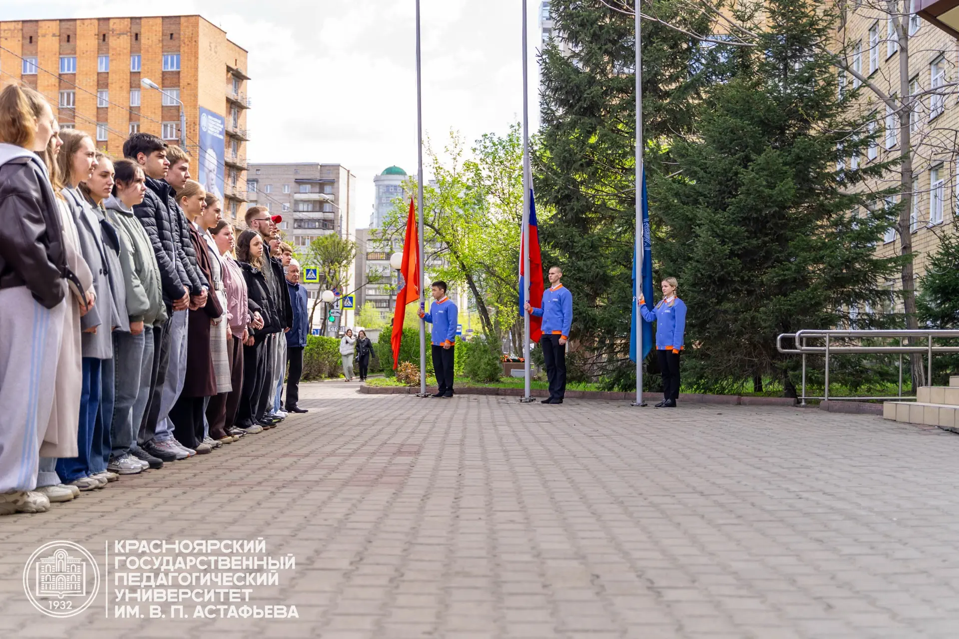 Традиционно начинаем новую неделю с церемонии поднятия флага 🇷🇺  Право торжественно поднять Государс