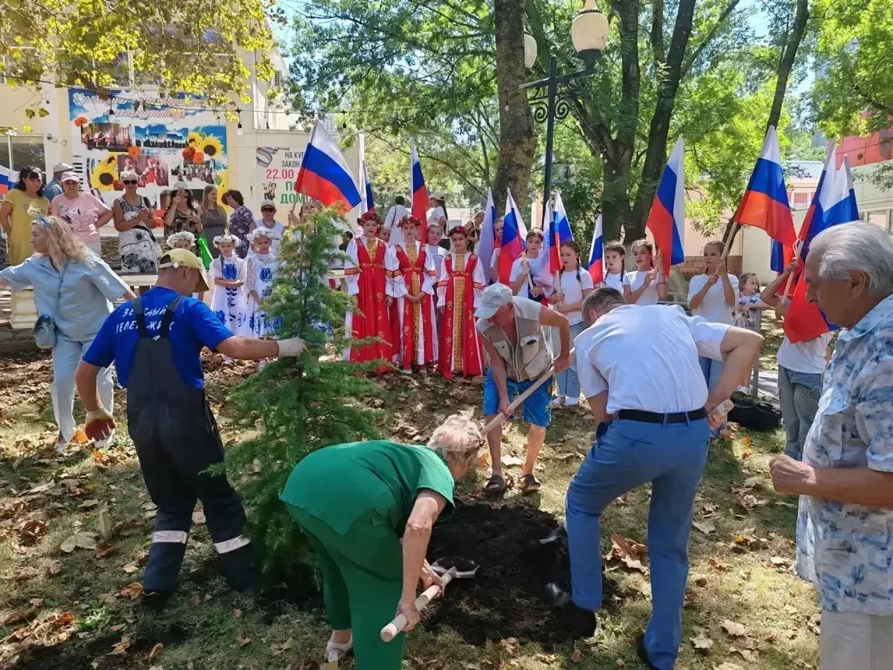 Юбилейный год в Геленджике отмечаем добрыми делами. В округах стартовала акция по высад...