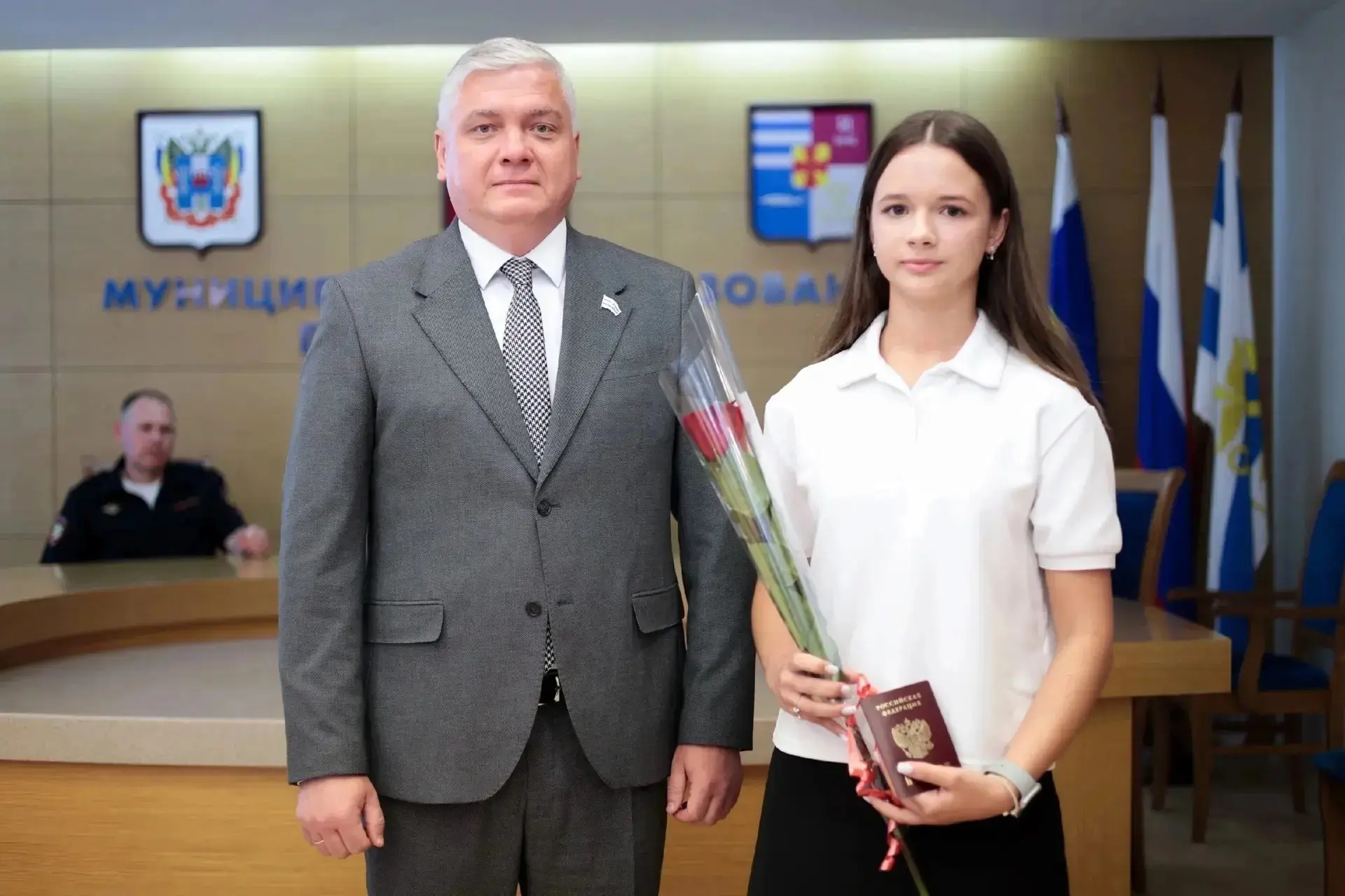 Торжественное вручение паспортов 2026 

Накануне главного государственного праздника страны — Дня Ро