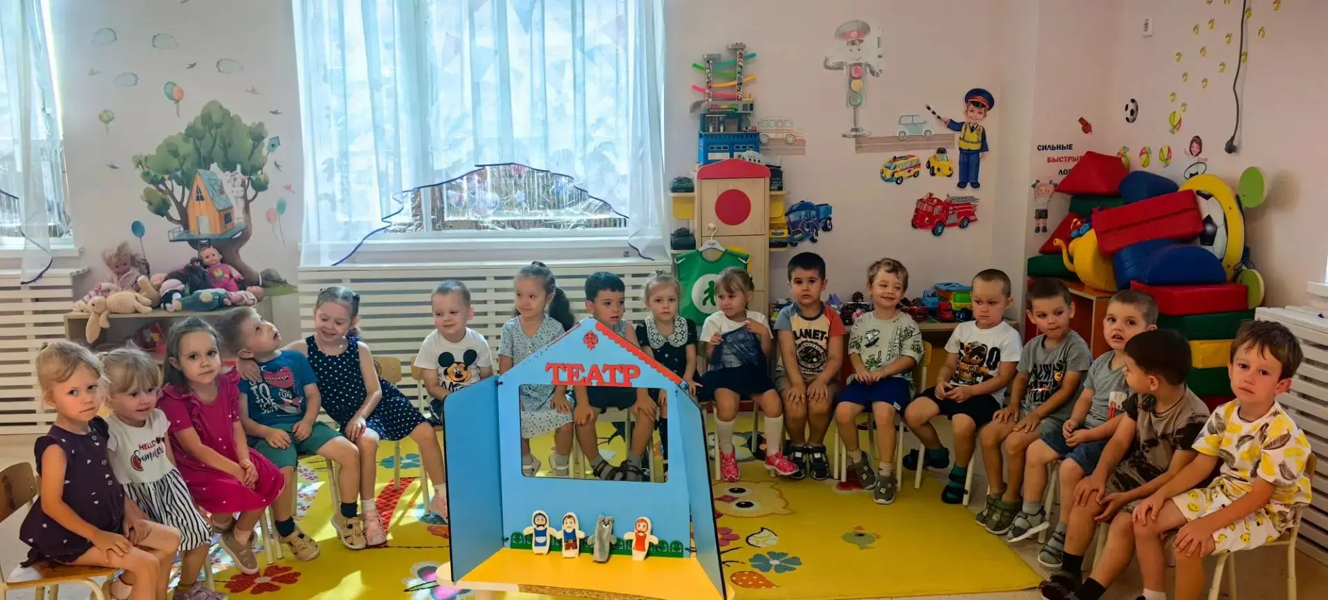 Сегодня ребята  средней группы посмотрели представление пальчикового театра по мотивам сказки  «Крас