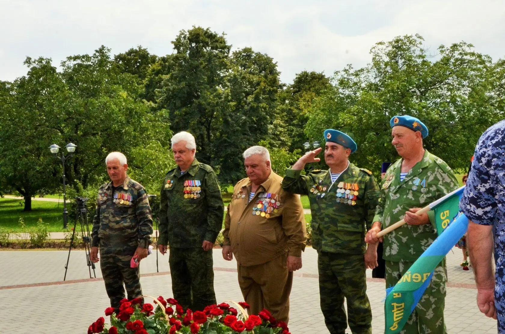 РАСПЛЕСКАЛАСЬ СИНЕВА ПО БЕРЕТАМ