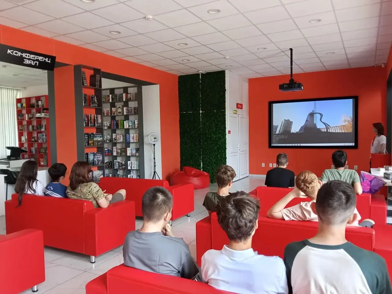 18.06 отряд "Импульс" посетил библиотеку нового поколения "Глагол". В ЭКСПО зоне состоялось историче