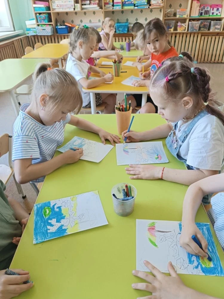 🌊 Безопасность детей на воде: что должен знать каждый родитель

Лето — время отдыха у водоёмов, но 