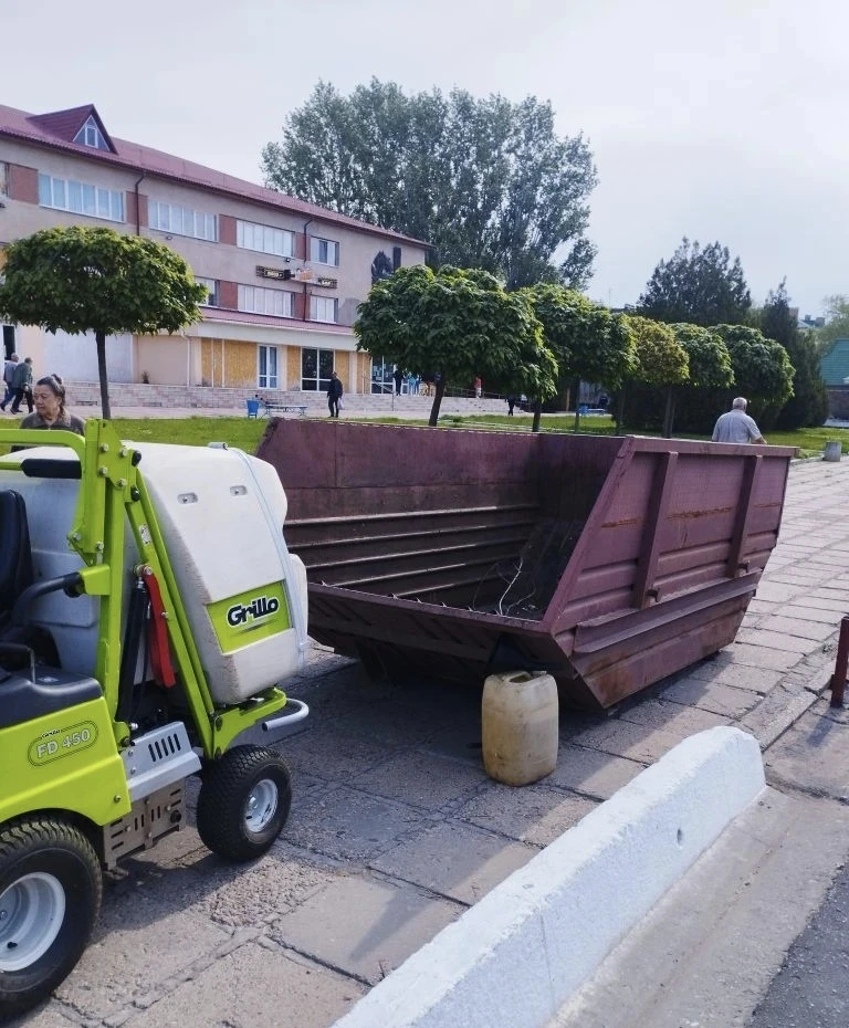 Коммунальные работники Каховки заботятся о чистоте и благоустройстве города  Каждое утро рабочие "Ко