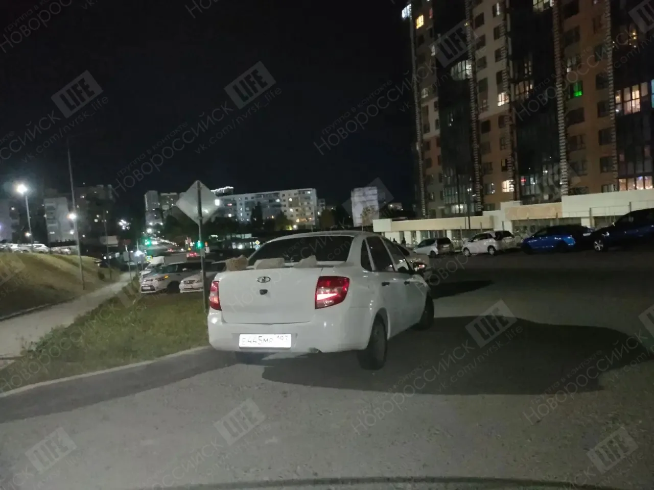 Улица Владимира Бута, 15 . Багажник авто "усилили" тремя булыжниками. Как я понимаю это...