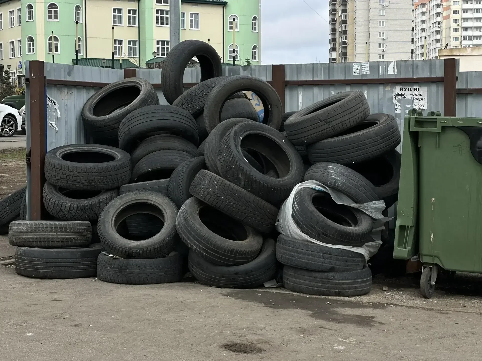 🚗 Сезонная замена шин: почему покрышкам не место на контейнерных площадках