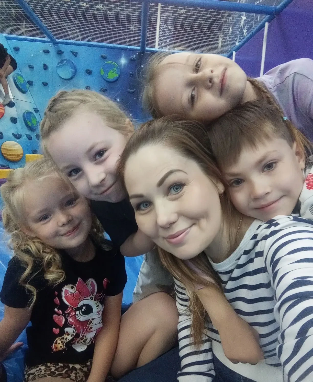 1В торжественно попрощался с учебным годом — у школьников прошёл весёлый праздник «Прощ...