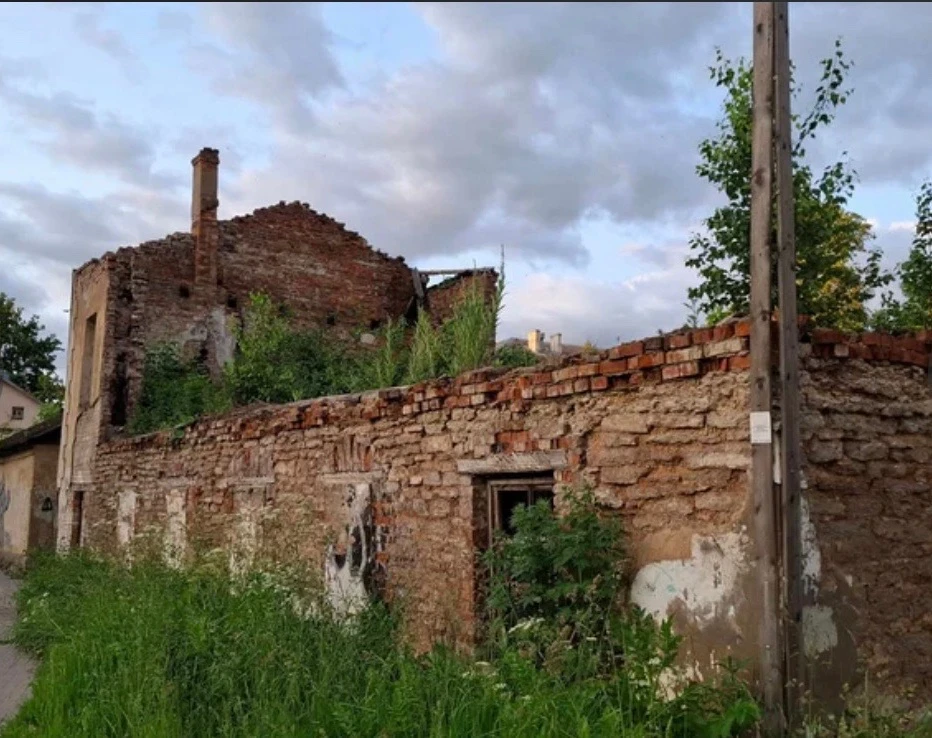 В Пскове начали разбирать аварийный дом усадьбы Ивановой на улице Труда.