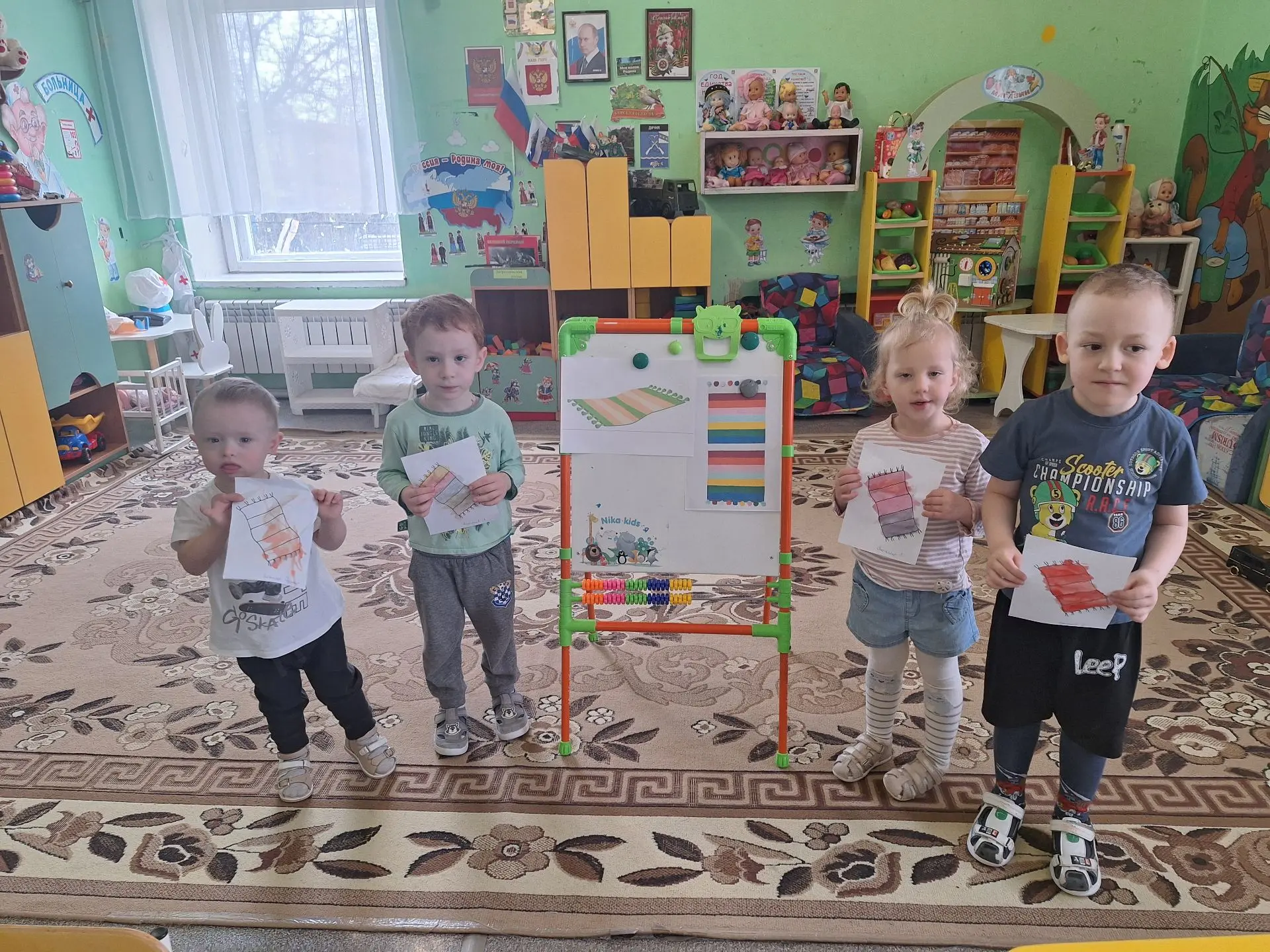 Рисование: "Красивый коврик" Цель:Закреплять знания цветов.Учить детей рисовать линии не выходят за 