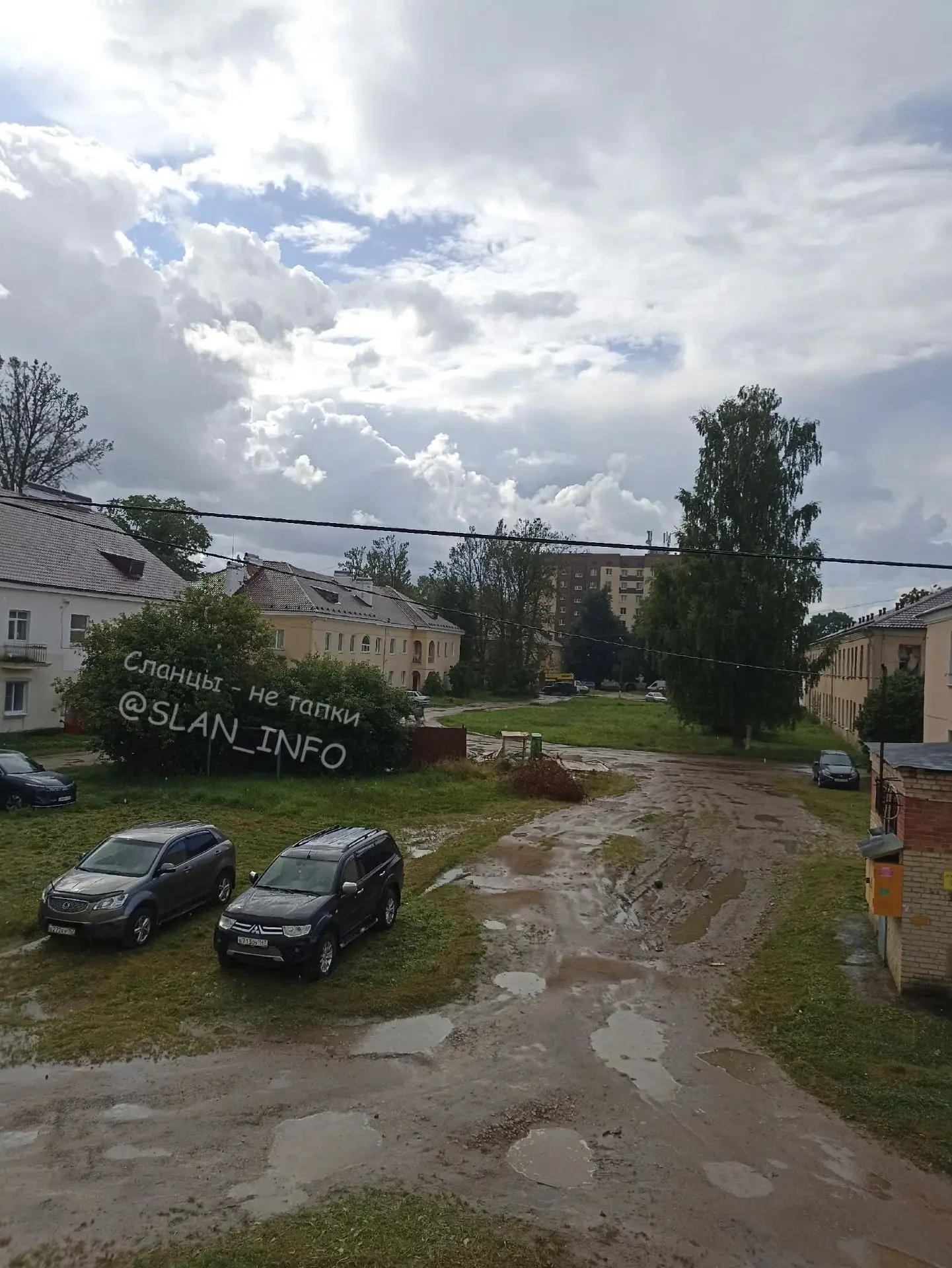Кирова д. 45. Вокруг дома грязь, стоит вода после дождя. В дом не войти, не выйти. За м...