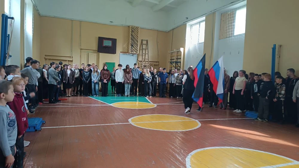 🇷🇺Традиционная церемония выноса флага Российской Федерации и флага Донецкой Народной ...