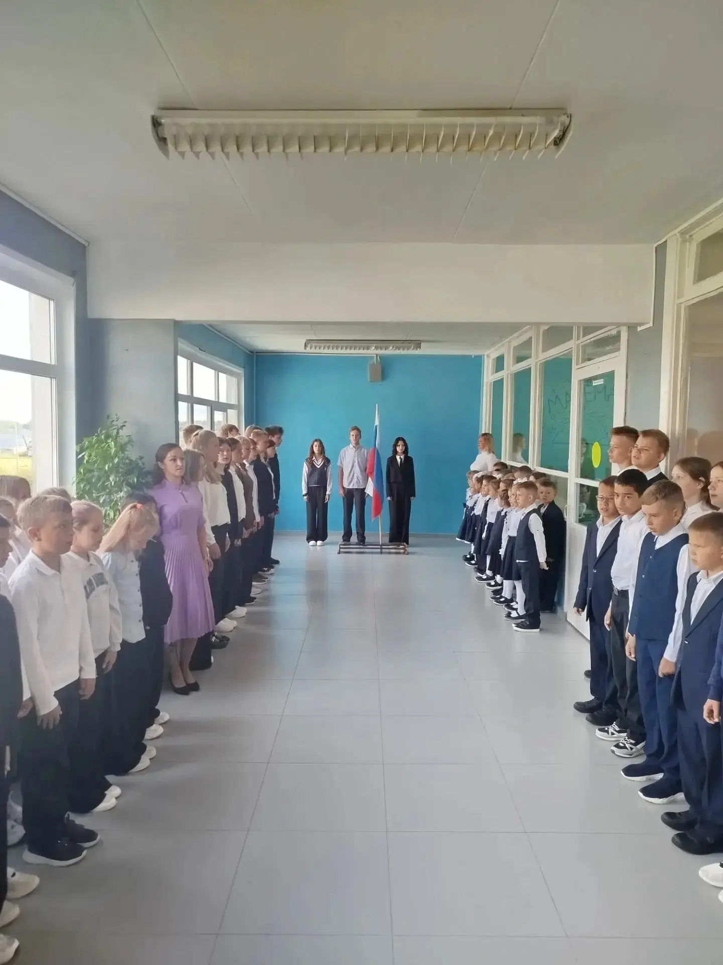 Новая учебная неделя традиционно началась с церемонии выноса и подъема государственного...