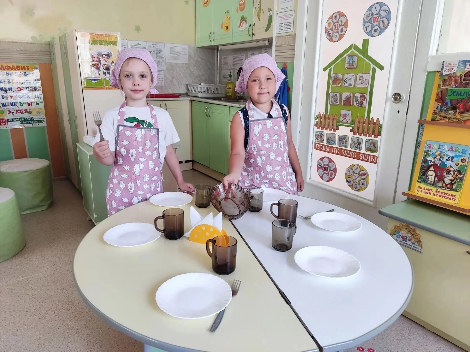 Мы сегодня помогаем,😊Все 🌷цветочки поливаем,