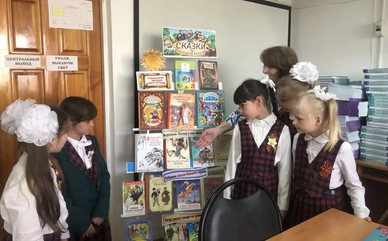 Волшебство в нашей библиотеке:  2 «Д» против скуки! ✨📚  Урок прошёл в нашей уютной библиотеке гимназ
