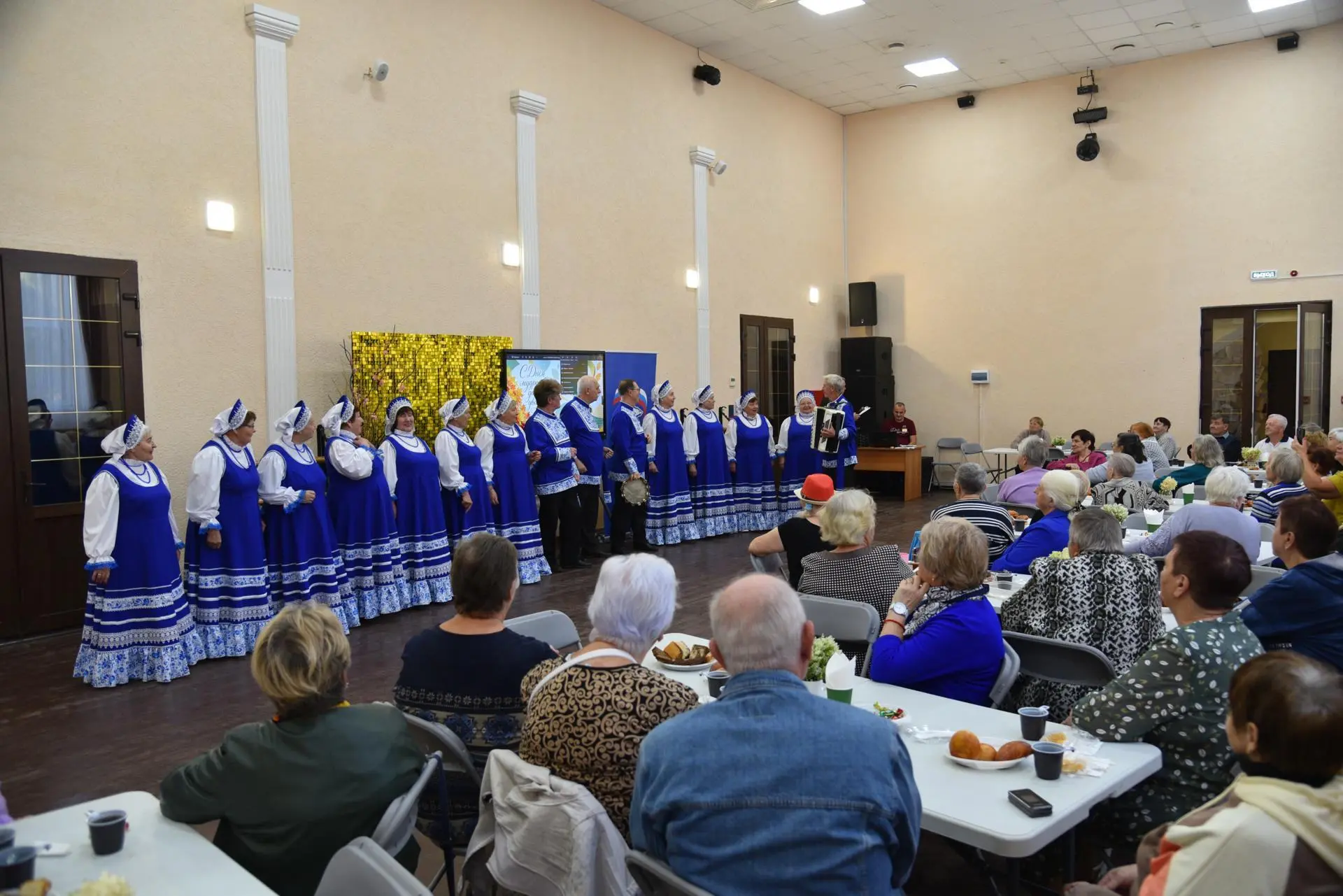 В Лотошинском ЦДК торжественно отметили День пожилого человека. В его стенах за столами...