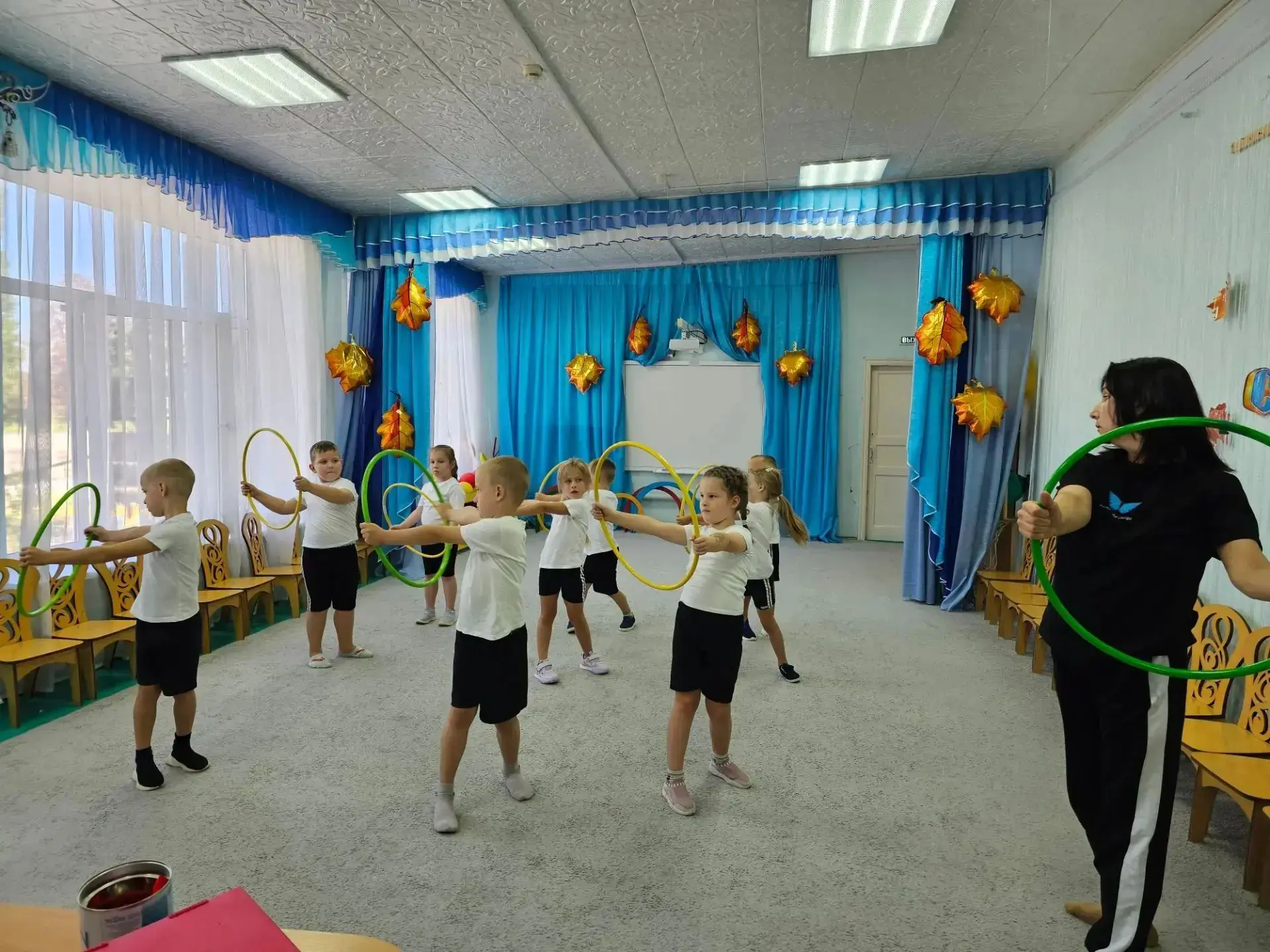 Физкультура в подготовительной группе. Сочетать мяч и обруч в одном занятии для подгото...