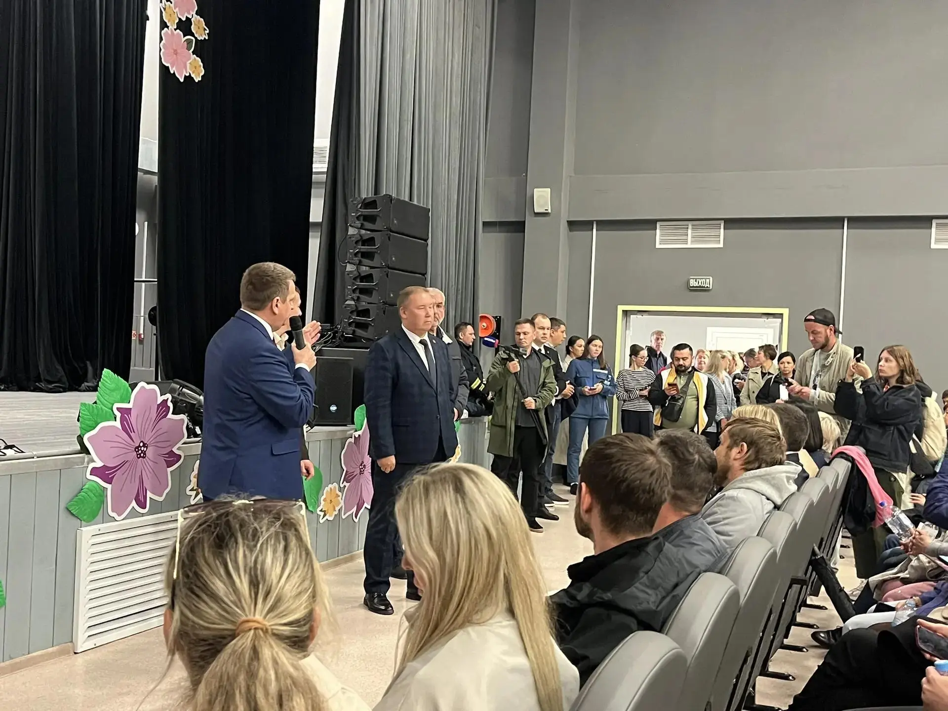Машины жильцов пермского дома, пострадавшего от атаки БПЛА, эвакуируют