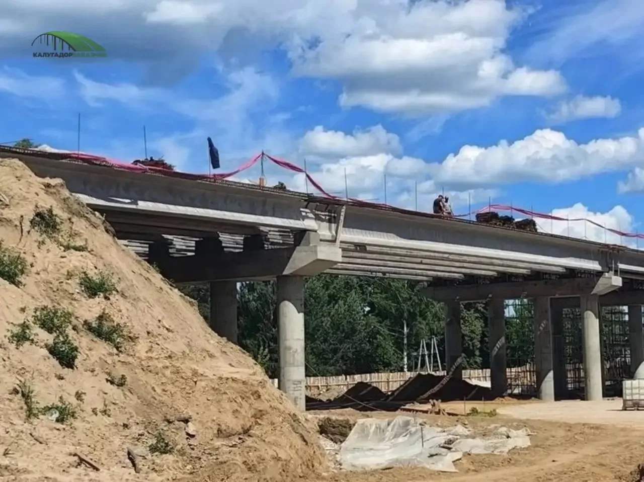 Продолжаем реконструкцию моста через железную дорогу в Людиново. 

На объекте уже завершено устройст