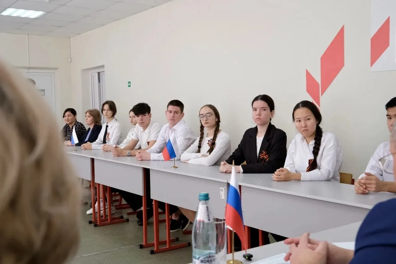 Школьники нашей школы  задали вопросы спикеру регионального парламента  Игорь Мартынов и глава район