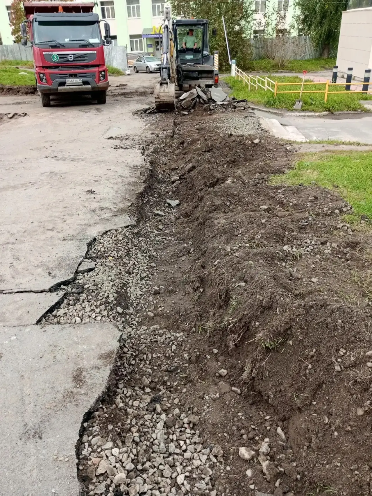 🛣 Приступили к ремонту подъезда к Дому Молодёжи!
