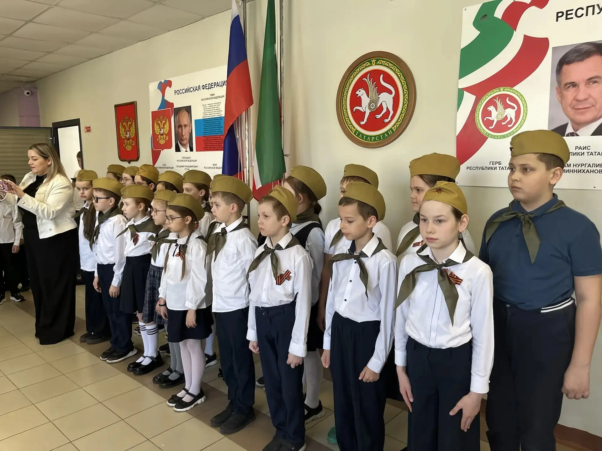 Сегодня в нашей школе №132 прошла патриотическая перемена! После каждого урока участники «битвы хоро