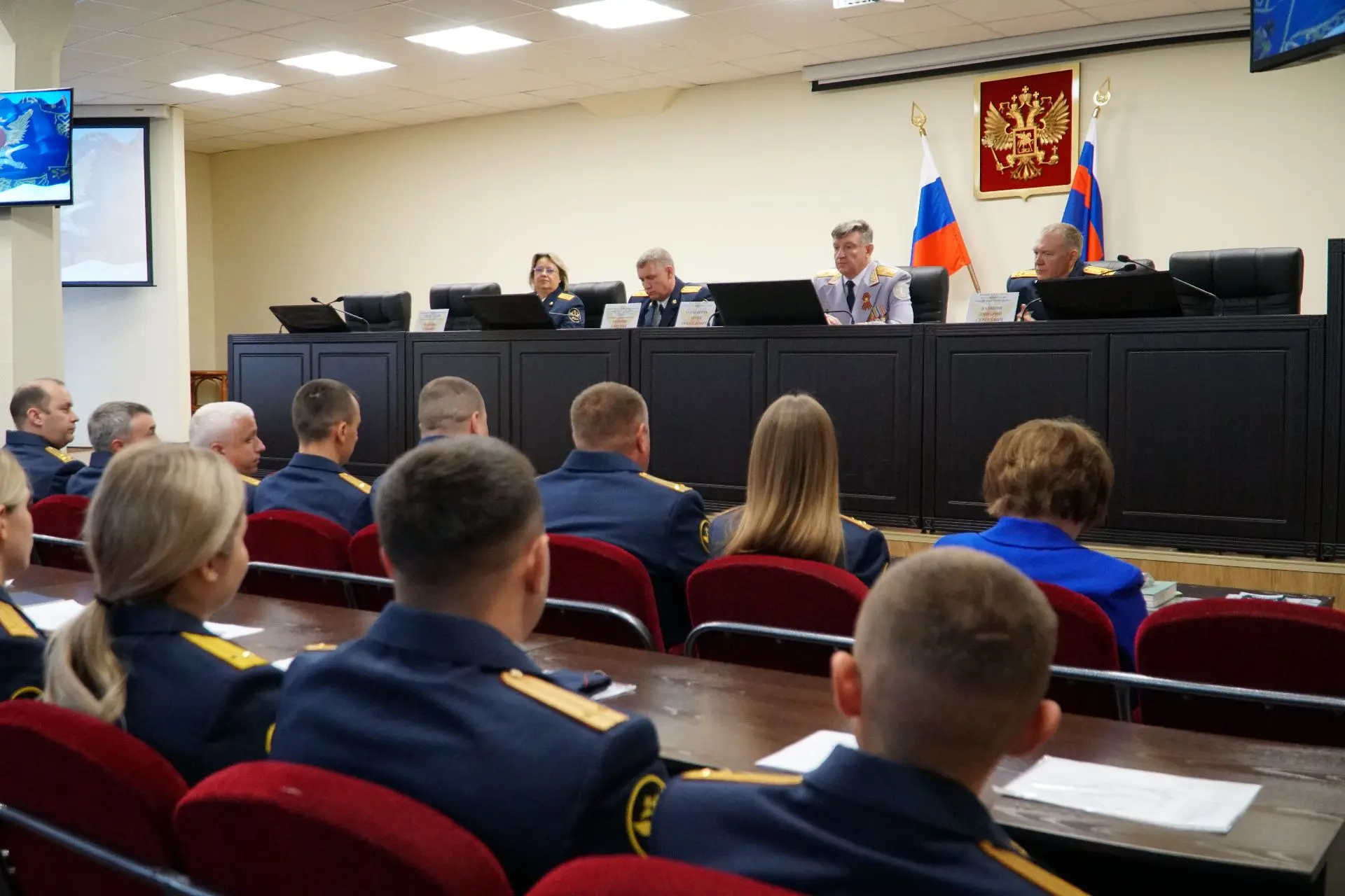 В УФСИН России по Алтайскому краю 17 выпускникам ведомственных вузов вручили первые слу...