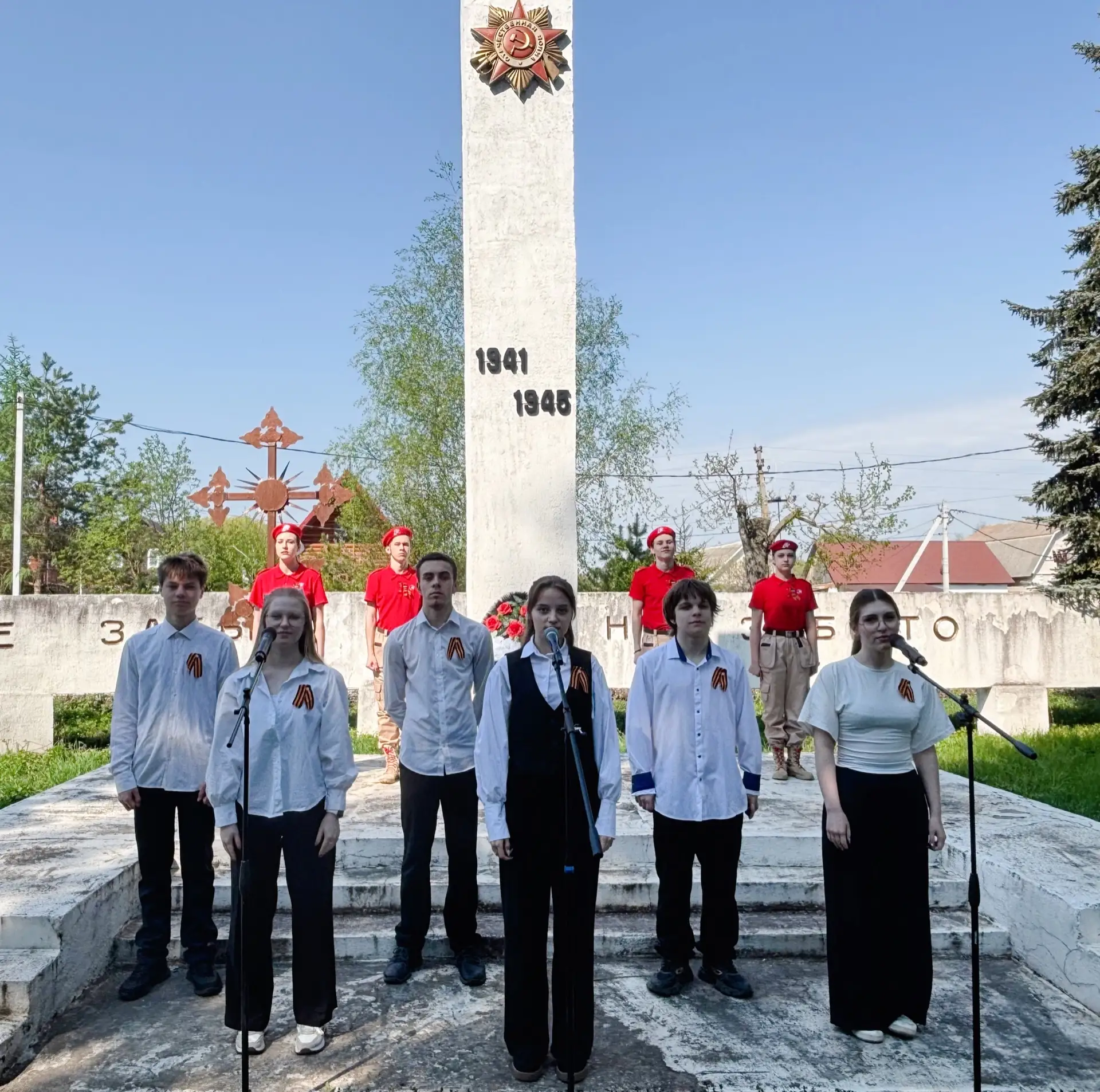 В преддверии великого праздника Дня Победы Подвязьевская школа объединила поколения у с...