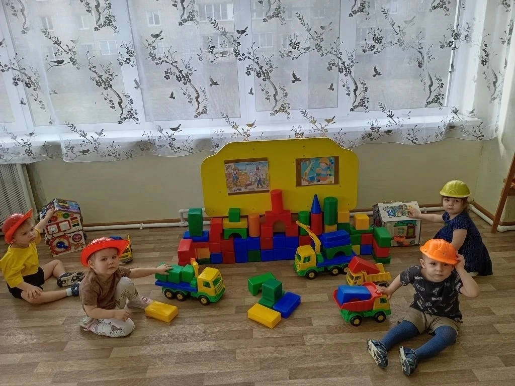 🏡✨ Волшебная стройка в гр. «МАЛЫШ» ✨🏡

Однажды в группе случилось чудо: обычные кубики превратилис