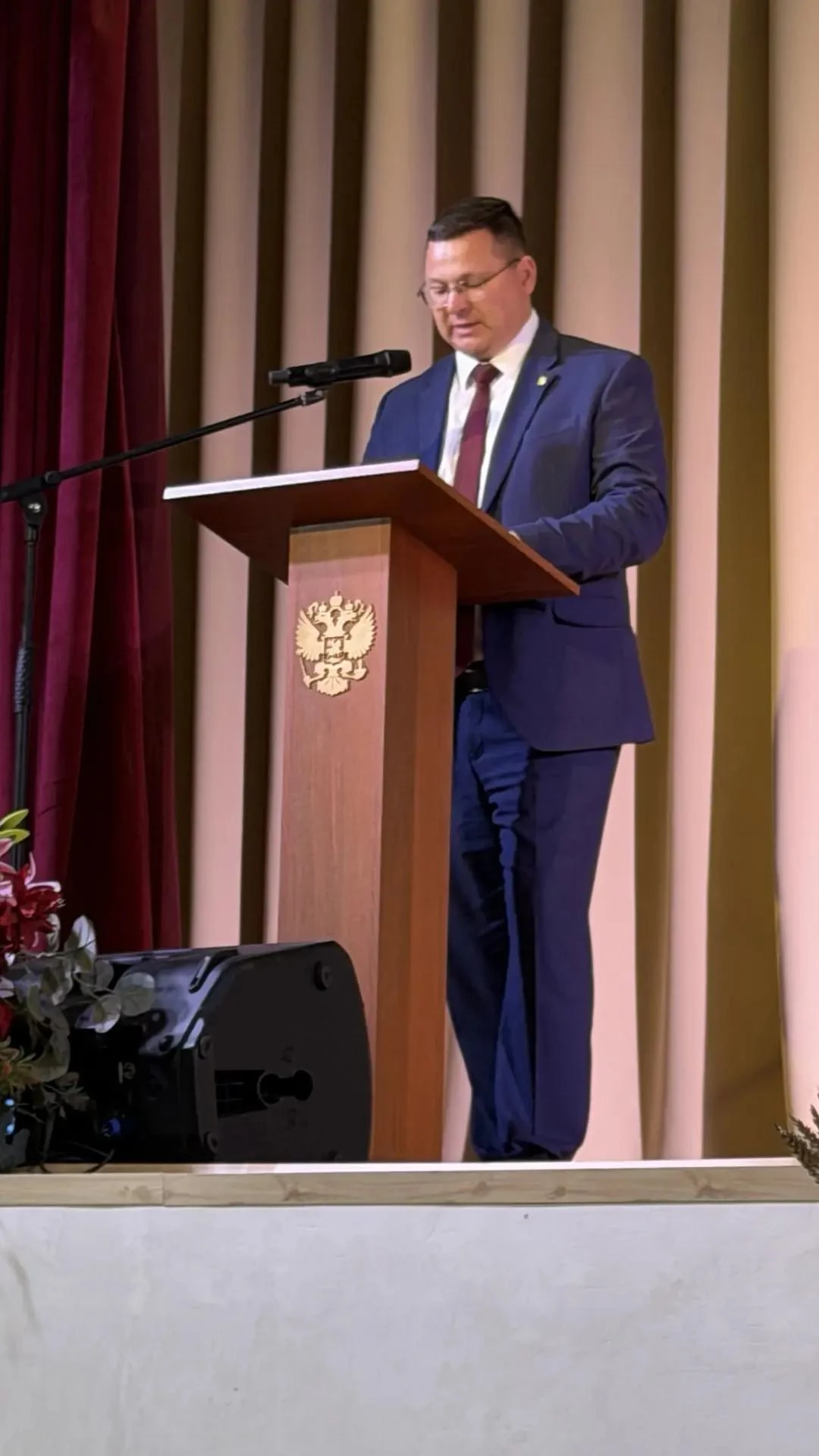 Присутствовал на торжественном мероприятии, посвященном Дню учителя. В зрительном зале ...