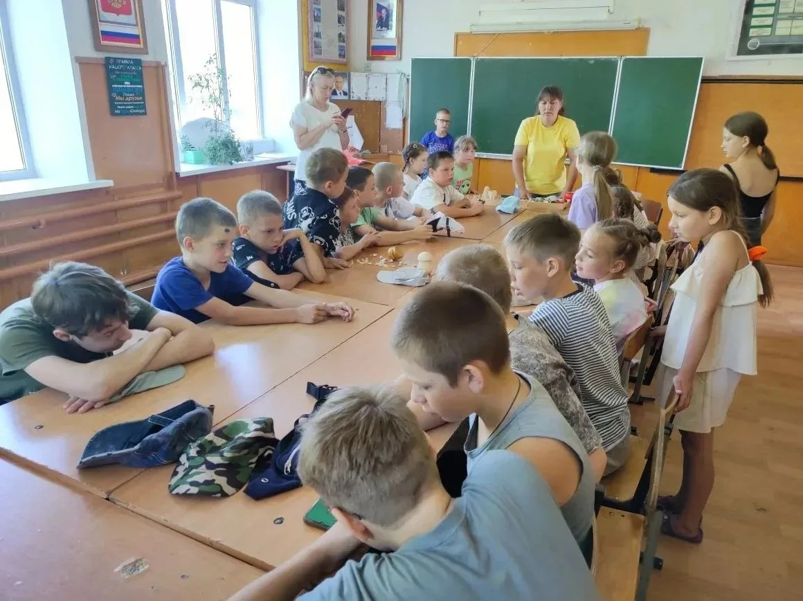 В селе Новая Чигла к ребятам в пришкольный лагерь «Солнышко» заведующая Новочигольским народным крае