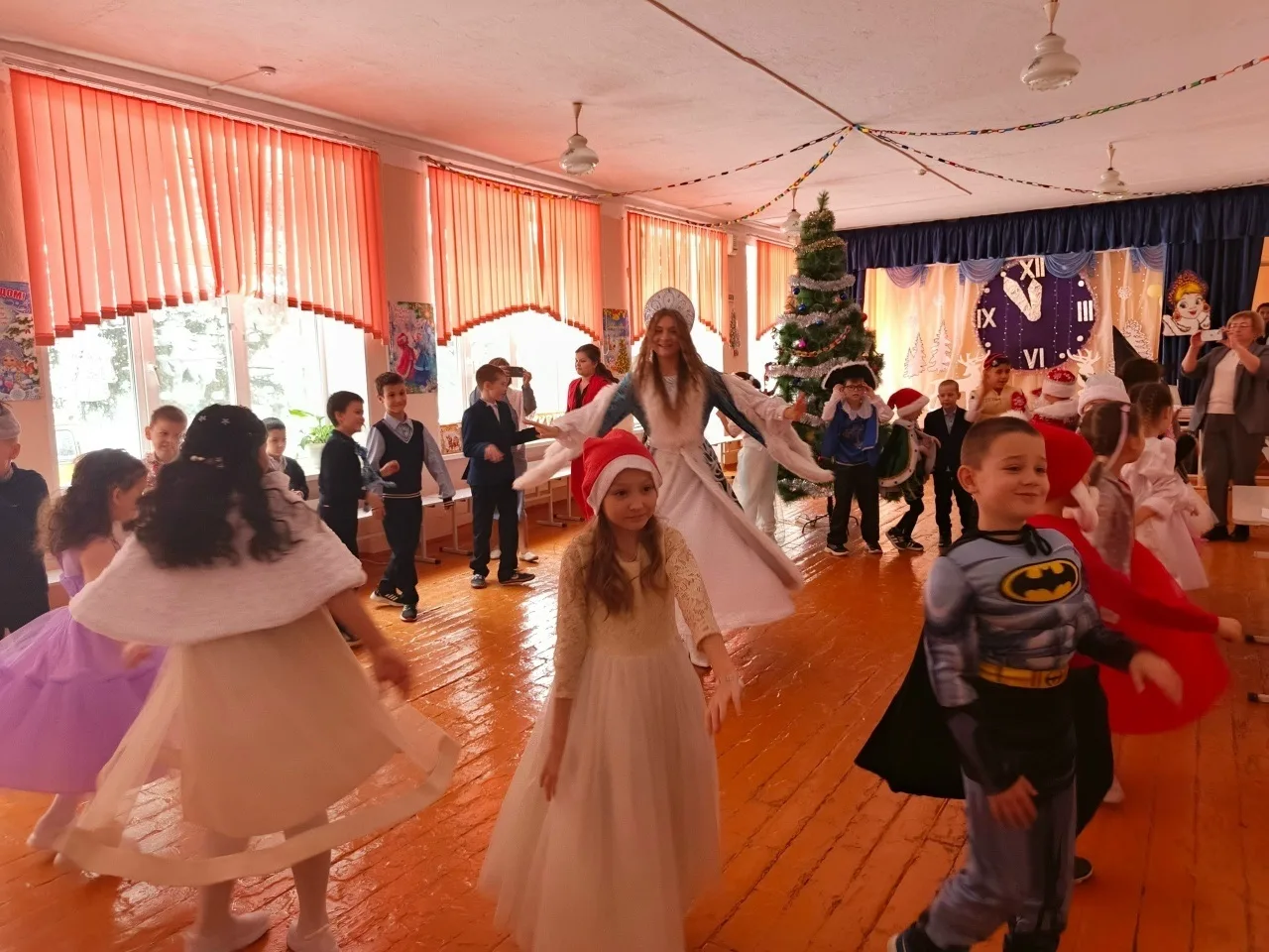 🎄✨ Новогодний утренник в начальных классах ✨🎄

В нашей школе прошёл долгожданный новогодний утренн