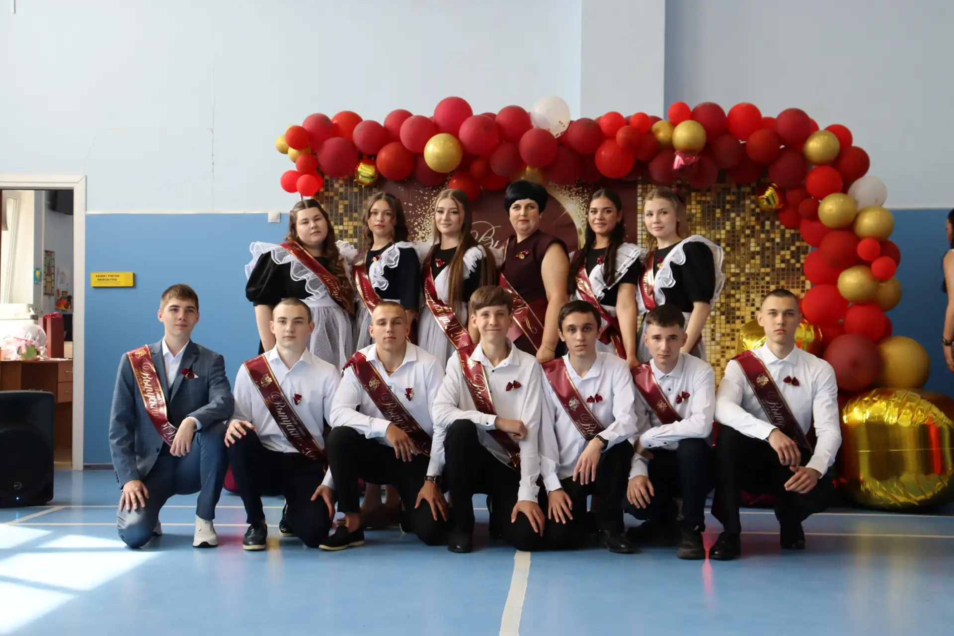 🎓 Последний звонок-2026: грустный и важный рубеж  Сегодня 7️⃣3️⃣3️⃣ девятиклассника и 1️⃣9️⃣8️⃣ один