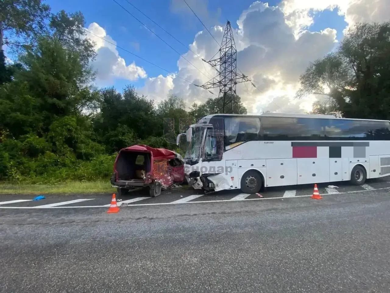 Два человека погибли в столкновении автомобиля с рейсовым автобусом под Геленджиком!
