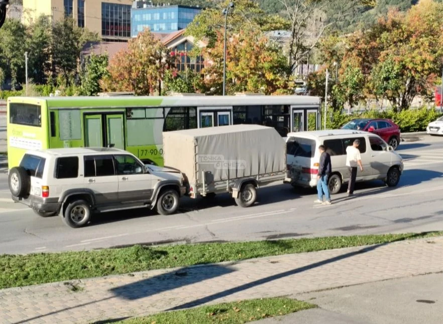 Внедорожник и прицеп не разъехались в Южно-Сахалинске