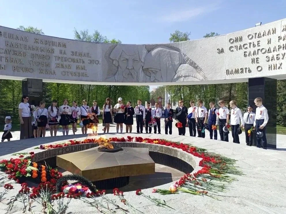 Сегодня школьники МАОУ СОШ №22 отправились в путешествие «по следам героических лет».  У памятников,