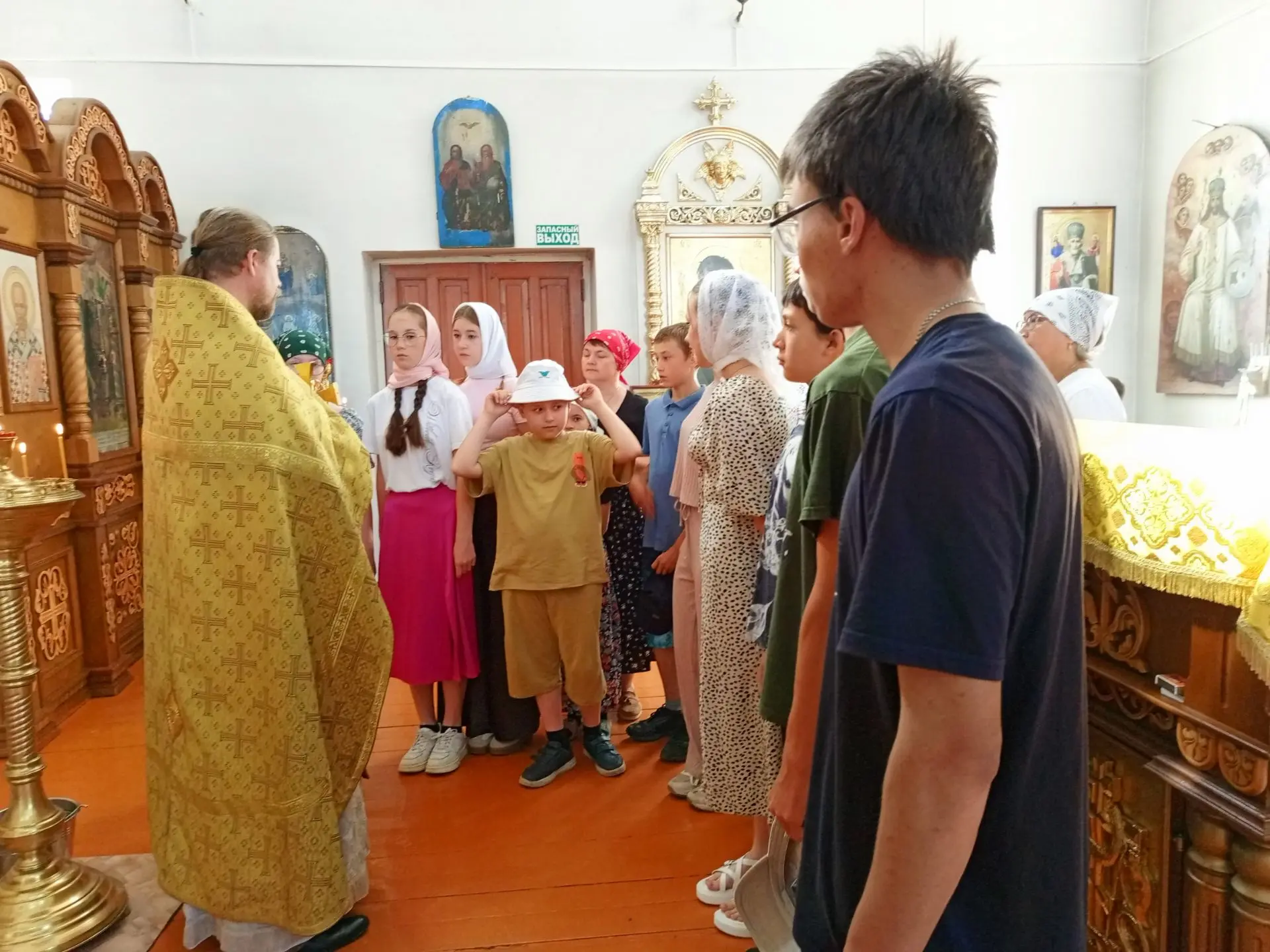 Сегодня — особенный день: церковь празднует Собор всех святых, в земле Русской просиявших. Ребята из