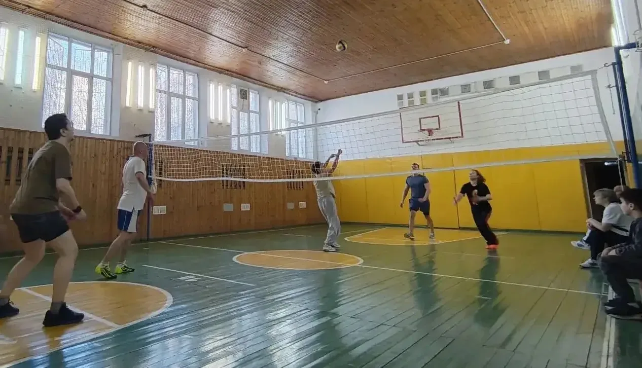 ВОЛЕЙБОЛ НА КАНИКУЛАХ🏐  🤾 Сегодня в нашей школе состоялся турнир по волейболу среди педагогов и роди