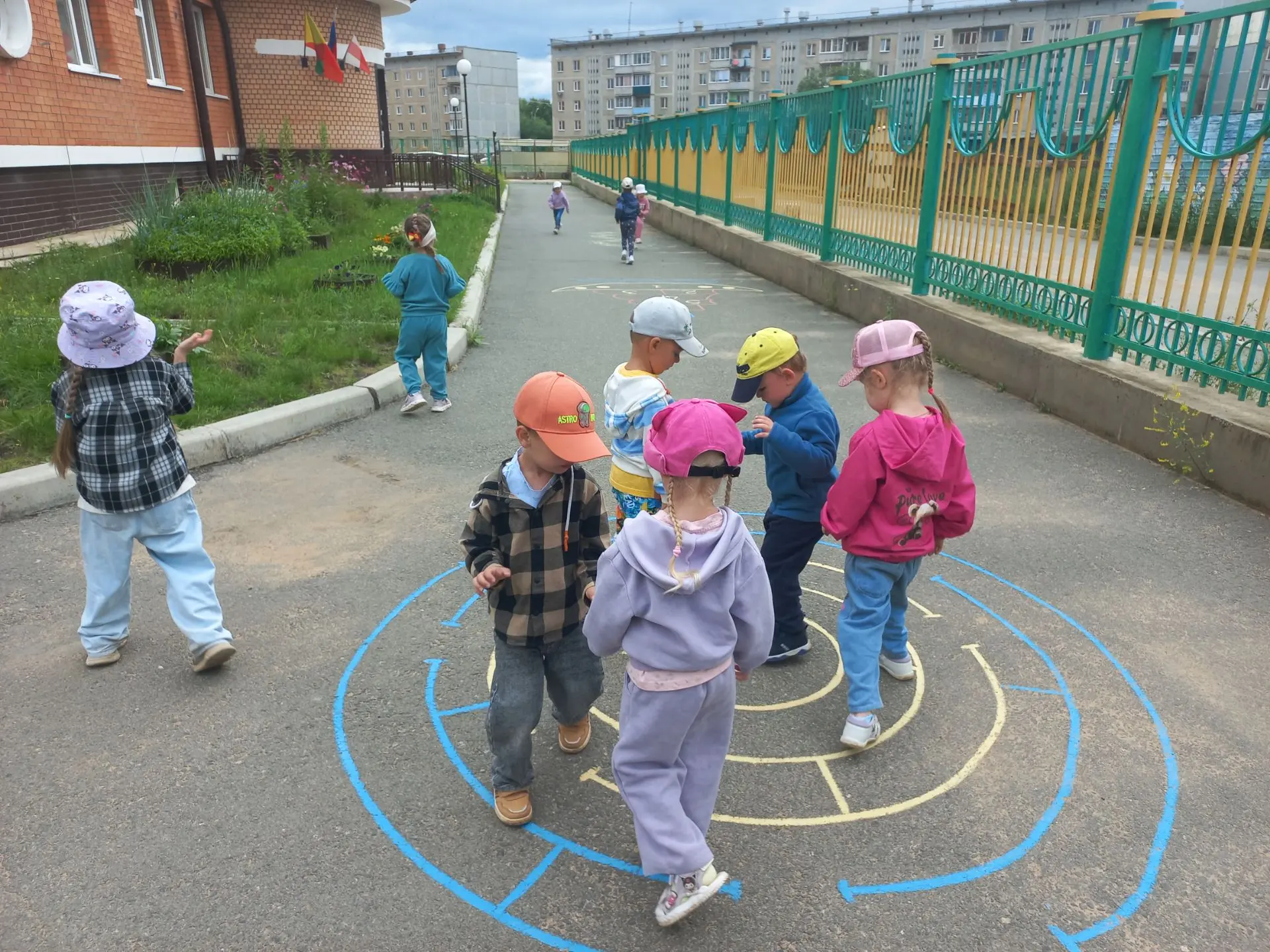 Нам погода не страшна. Ребята бегают,играют,резвятся.