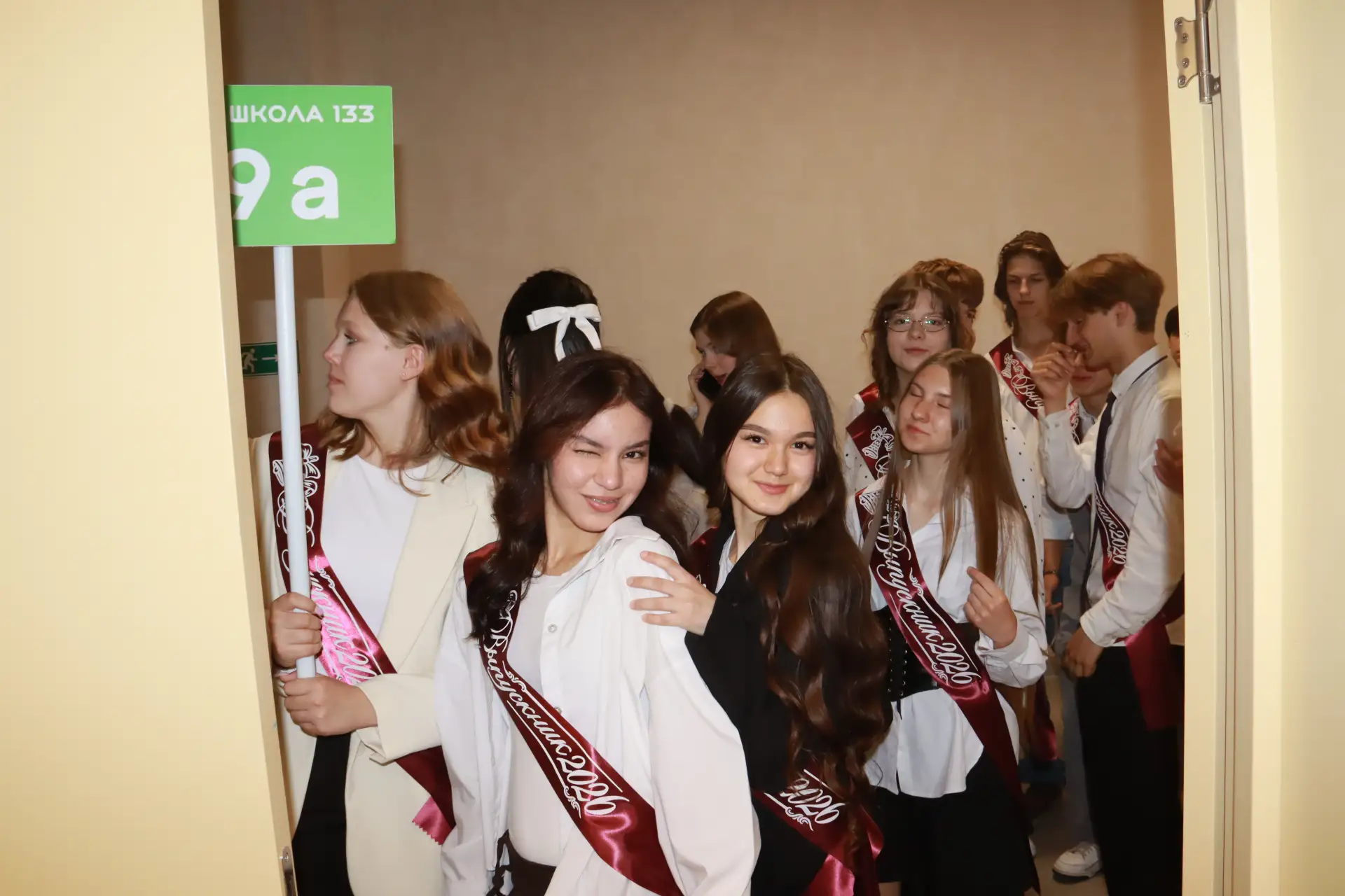 🎓 Последний звонок прозвенел для сотен выпускников в Академическом!  Сегодня в каждой школе прошли т