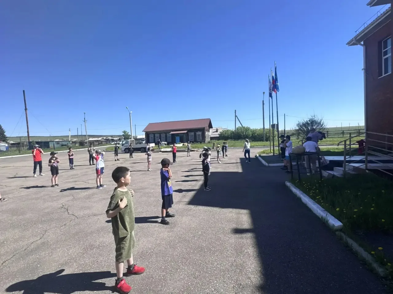 🌞7-й день на ЛДП «Дружба»🤝
🌳День природы 🌿
Утро в нашем лагере традиционно началось с поднятия ф